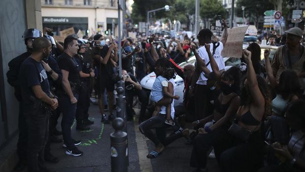 Protesters face police officers during a demonstration Tuesday, June 2, 2020 in Marseille, southern France. Thousands of people defied a police ban and converged on the main Paris courthouse for a demonstration to show solidarity with U.S. protesters and denounce the death of a black man in French police custody. (AP Photo/Daniel Cole)