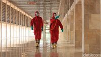 Jelang New Normal, Masjid Istiqlal Disemprot Disinfektan