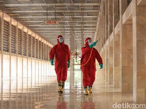 Jelang New Normal, Masjid Istiqlal Disemprot Disinfektan Jelang New Normal, Masjid Istiqlal Disemprot Disinfektan