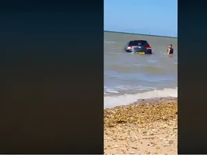 Kasihan, Mobil Ini Hanyut Dibawa Ombak