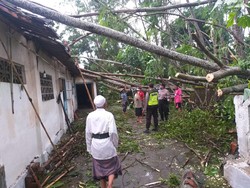Belasan Rumah Rusak Diterjang Angin Kencang, Satu Mobil Tertimpa Pohon