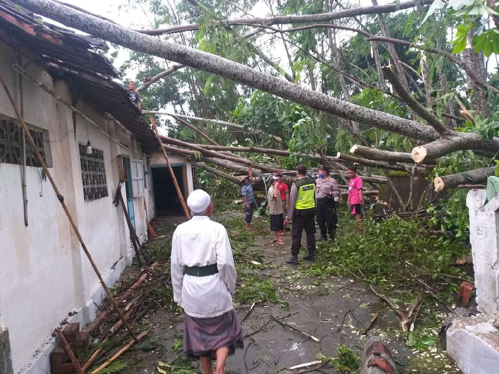 Belasan Rumah Rusak Diterjang Angin Kencang, Satu Mobil Tertimpa Pohon Belasan Rumah Rusak Diterjang Angin Kencang, Satu Mobil Tertimpa Pohon