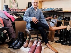 Paksa Orang Jaga Jarak, Pria Ini Buat Sepatu Pinokio Berhidung Panjang