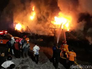 Gudang Ban Bekas di Kudus Terbakar