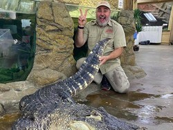 Pria Ini Tak Ada Takut-takutnya Sama Buaya