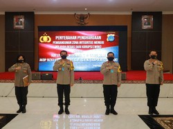 Kapolres Sleman dan Karo SDM Polda DIY Terima Penghargaan Kapolri