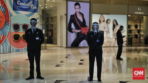 Petugas keamanan mengenakan masker dan berpelindung wajah saat bertugas di Mal Central Park, Jakarta, Rabu (3/6/2020). CNN Indonesia/Adhi Wicaksono