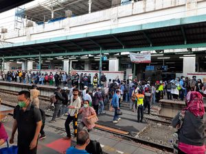 Ramainya Antrean Penumpang Kereta di Stasiun Manggarai