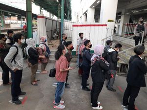 Stasiun Manggarai Ramai, Penumpang Tetap Tertib Jaga Jarak