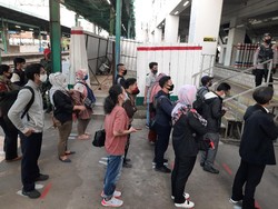 Stasiun Manggarai Ramai, Penumpang Tetap Tertib Jaga Jarak