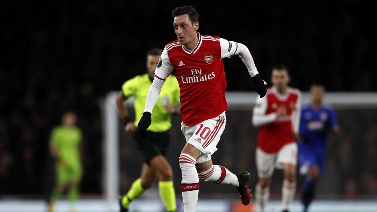 Mesut Oezil tidak diperpanjang kontraknya oleh Adidas (ADRIAN DENNIS/AFP)