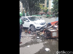 Video Mobil CR-V Seruduk Gerobak Ketoprak-Bakso di Casablanca