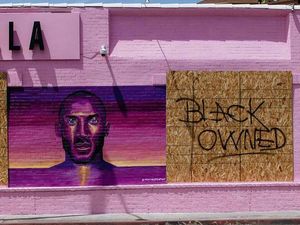 Jauh dari Vandal, Mural Kobe Bryant Tak Tersentuh Pendemo George Floyd Jauh dari Vandal, Mural Kobe Bryant Tak Tersentuh Pendemo George Floyd