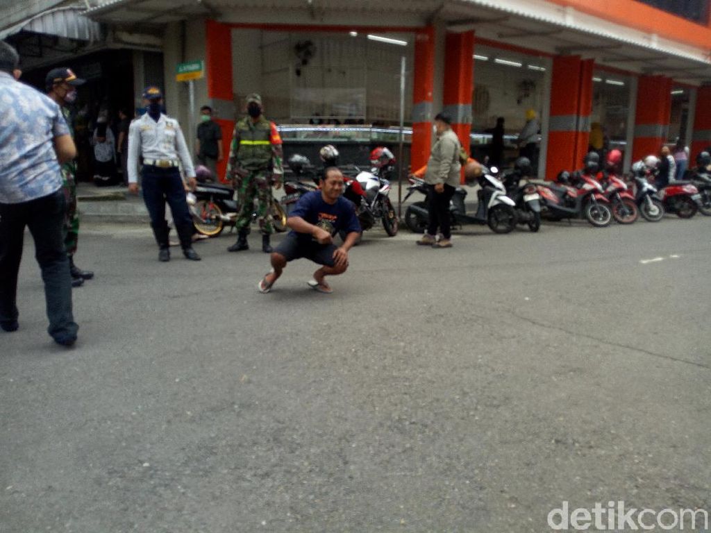 Tak Pakai Masker Saat New Normal di Ponorogo, Pria Ini Dihukum Jalan Jongkok Tak Pakai Masker Saat New Normal di Ponorogo, Pria Ini Dihukum Jalan Jongkok