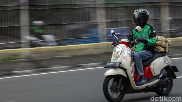 PSBB Jakarta berakhir esok hari, namun belum ada tanda-tanda aturan baru terkait ojek online untuk mengangkut penumpang. Saat ini Ojol hanya boleh mengantar barang.