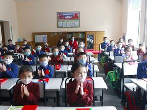 Pembatasan Sosial Dilonggarkan, Sekolah di Korut Dibuka Lagi Pembatasan Sosial Dilonggarkan, Sekolah di Korut Dibuka Lagi