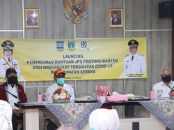 Salurkan Bansos JPS dari Pemprov, Bupati Serang Imbau Dibelikan Sembako