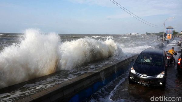 Penampakan Gelombang Tinggi yang Terjang Pesisir Pekalongan