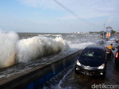 Penampakan Gelombang Tinggi yang Terjang Pesisir Pekalongan