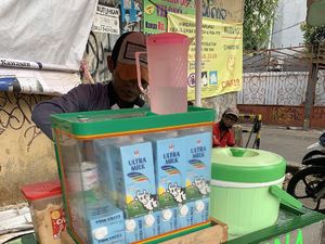 Penjual Dalgona Coffee Gerobakan Ini Jual Menunya Cuma Rp 5 Ribu! Penjual Dalgona Coffee Gerobakan Ini Jual Menunya Cuma Rp 5 Ribu!