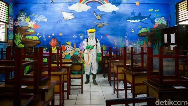 Penyemprotan Disinfektan di SDN 01 Tangerang