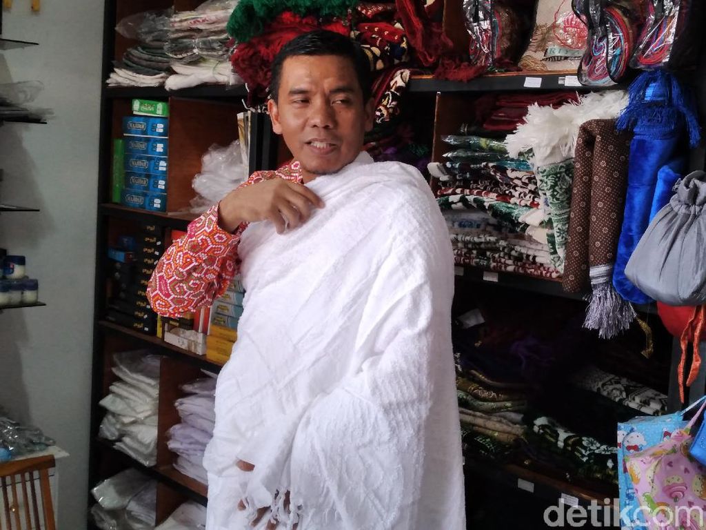 Pernak Pernik Haji dan Umrah Semakin Sepi Pembeli Pernak Pernik Haji dan Umrah Semakin Sepi Pembeli