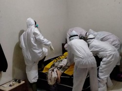 WN Ausie Ditemukan Tewas di Kosan, Dievakuasi Petugas Ber-APD Lengkap