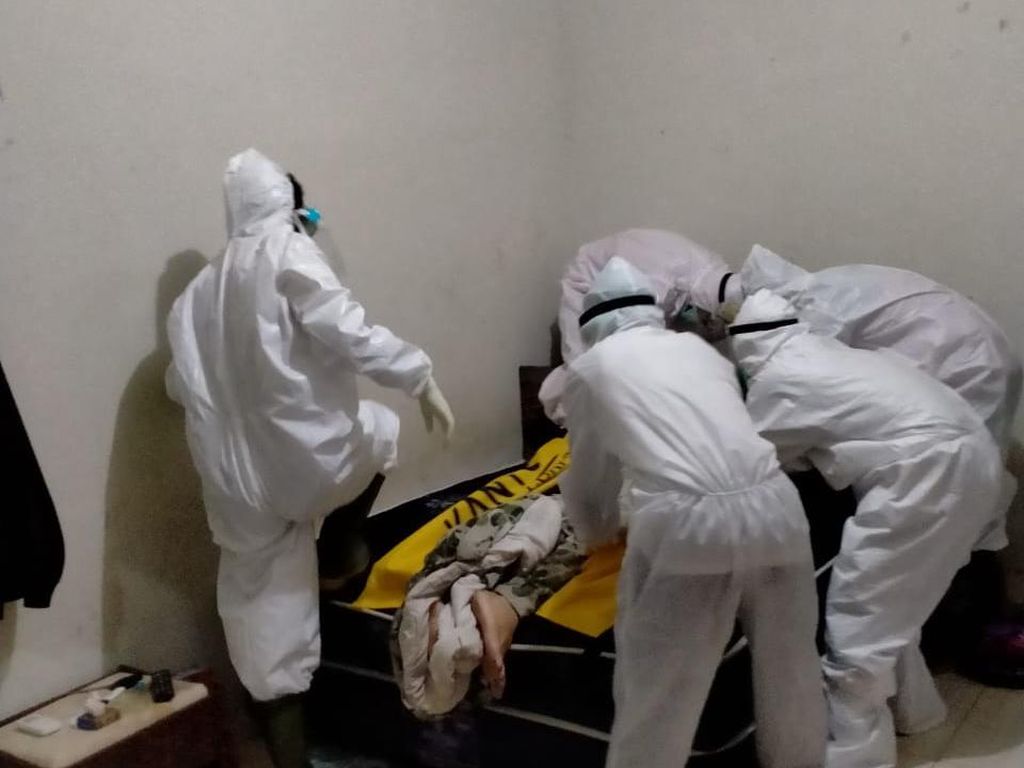 WN Ausie Ditemukan Tewas di Kosan, Dievakuasi Petugas Ber-APD Lengkap WN Ausie Ditemukan Tewas di Kosan, Dievakuasi Petugas Ber-APD Lengkap