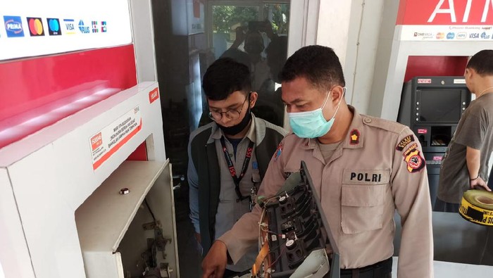 Polisi cek ATM lokasi Kapolsek Cileungsi ditipu