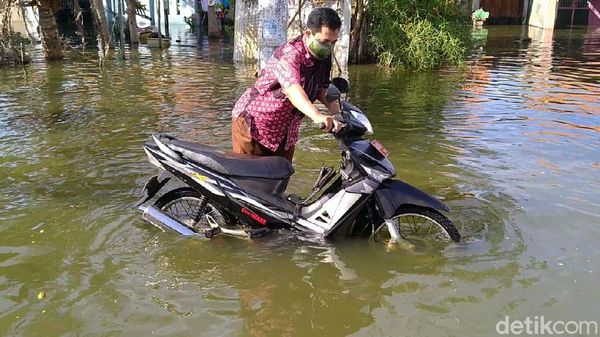 Potret Banjir Rob yang Rendam Pemukiman Warga Pekalongan