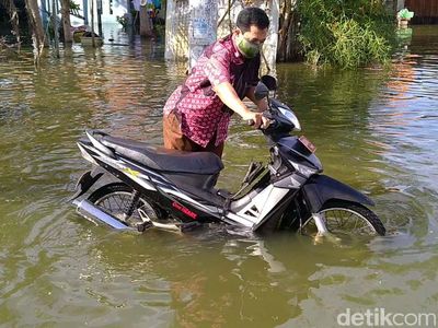 Potret Banjir Rob yang Rendam Pemukiman Warga Pekalongan