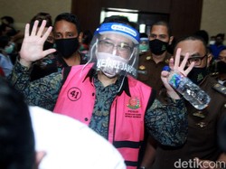 Membaca Arti Senyum Para Koruptor