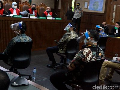 Terdakwa Kasus Jiwasraya Pakai Face Shield Saat Sidang