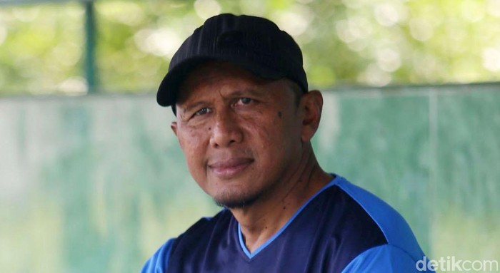 Rahmad Darmawan Latih PS Tira Persikabo

Pelatih kawakan Indonesia Rahmad Darmawan dipercaya oleh tim PS Tira Persikabo untuk menjadi juru taktik, Bogor, Jumat (3/5/2019). Grandyos Zafna/detikcom