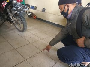 Kerusakan Rumah Warga Akibat Blasting Tunnel Kereta Cepat Bandung-Jakarta Meluas