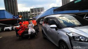 Sambut New Normal, Pasar Mobil Kemayoran Disemprot Disinfektan