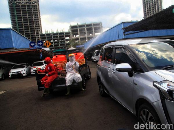 Sambut New Normal, Pasar Mobil Kemayoran Disemprot Disinfektan