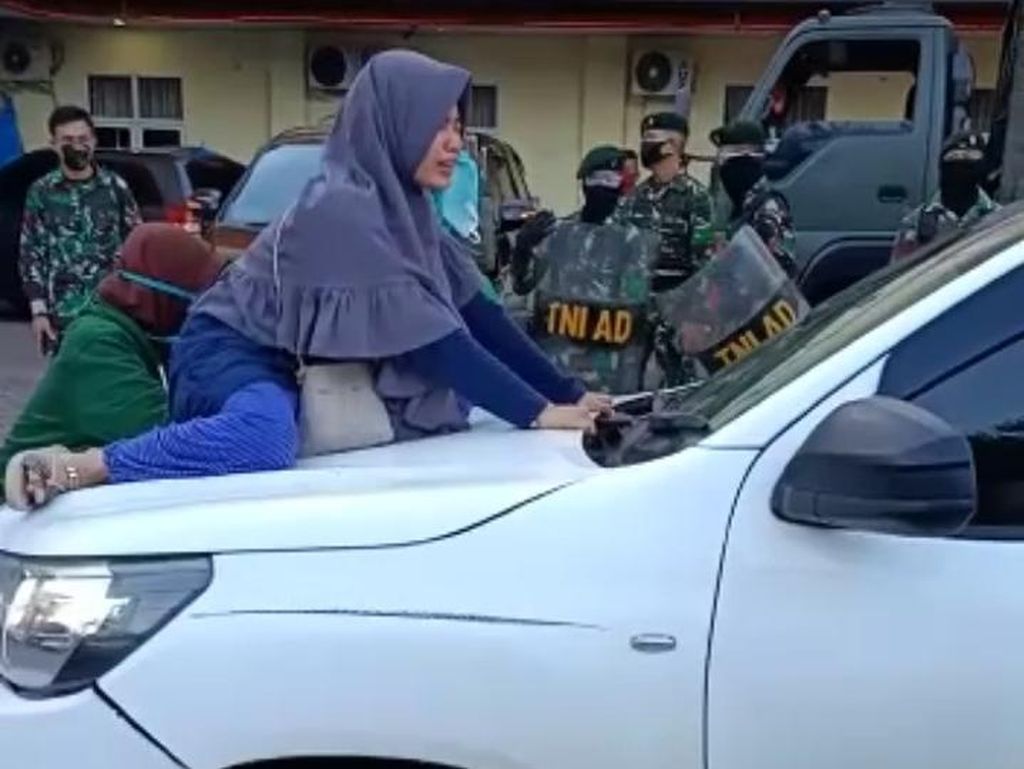 Video Ibu Ini Cegat Ambulans, Tolak Keluarga Disebut PDP Corona Video Ibu Ini Cegat Ambulans, Tolak Keluarga Disebut PDP Corona
