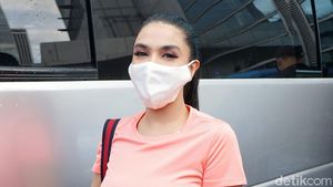 Tampil Kasual, Siva Aprilia Tetap Kece