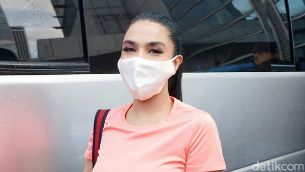 Tampil Kasual, Siva Aprilia Tetap Kece