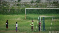 Bukan untuk bermain bola, anak-anak di sana bermain layang-layang di stadion Sangkuriang. (Foto: detikcom/Whisnu Pradana)