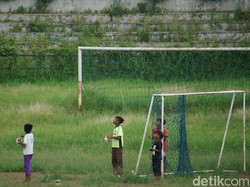 Bukan untuk bermain bola, anak-anak di sana bermain layang-layang di stadion Sangkuriang. (Foto: detikcom/Whisnu Pradana)