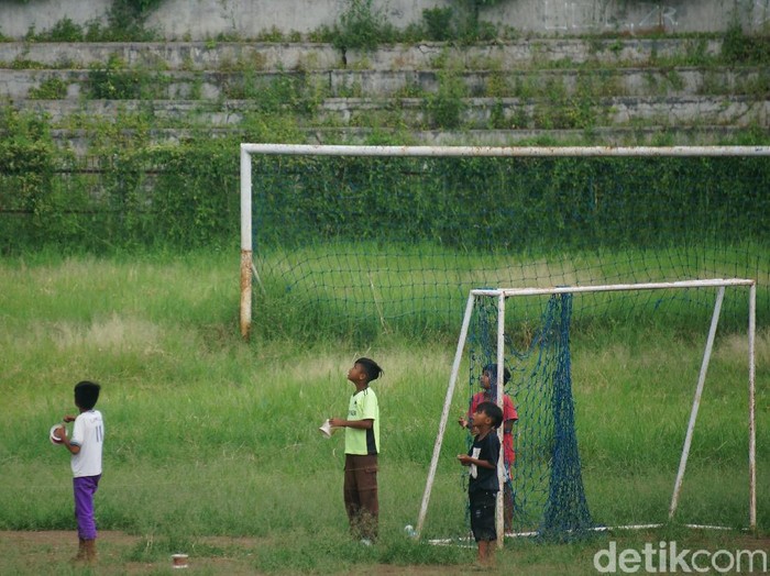 Stadion Sangkuriang usang dimakan zaman.