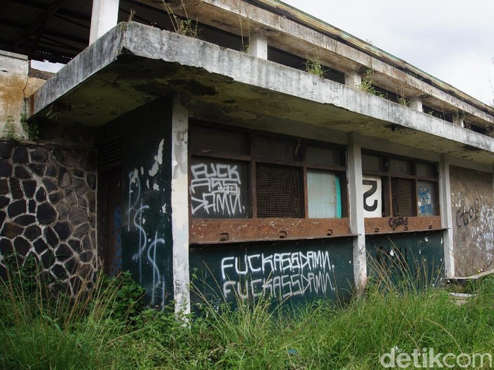 Stadion Sangkuriang usang dimakan zaman.
