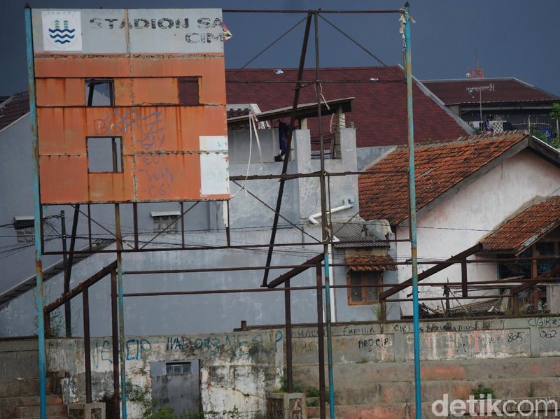Stadion Sangkuriang usang dimakan zaman.