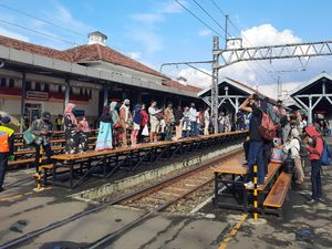 Stasiun Manggarai Dipadati Penumpang Sore Ini, Banyak yang Abaikan Jaga Jarak