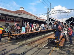 Stasiun Manggarai Dipadati Penumpang Sore Ini, Banyak yang Abaikan Jaga Jarak