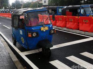 Uji Coba Penataan Parkir Angkot di Stasiun Tanah Abang Uji Coba Penataan Parkir Angkot di Stasiun Tanah Abang