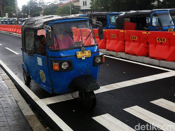 Uji Coba Penataan Parkir Angkot di Stasiun Tanah Abang