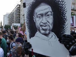 Uni Eropa Kutuk Rasisme dan Peringatkan Kekuatan Berlebihan Polisi AS